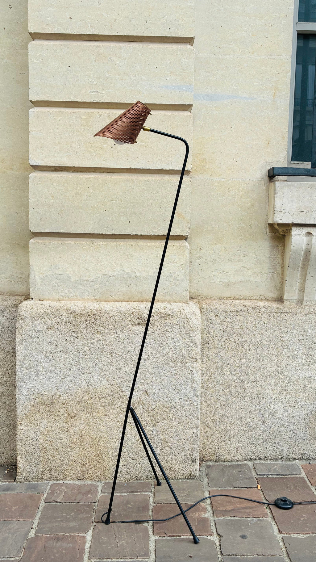 Le Col-de-Cygne — Lampadaire Tripode Noirmate & Réflecteur Cuivré Perforé, Design Années 50