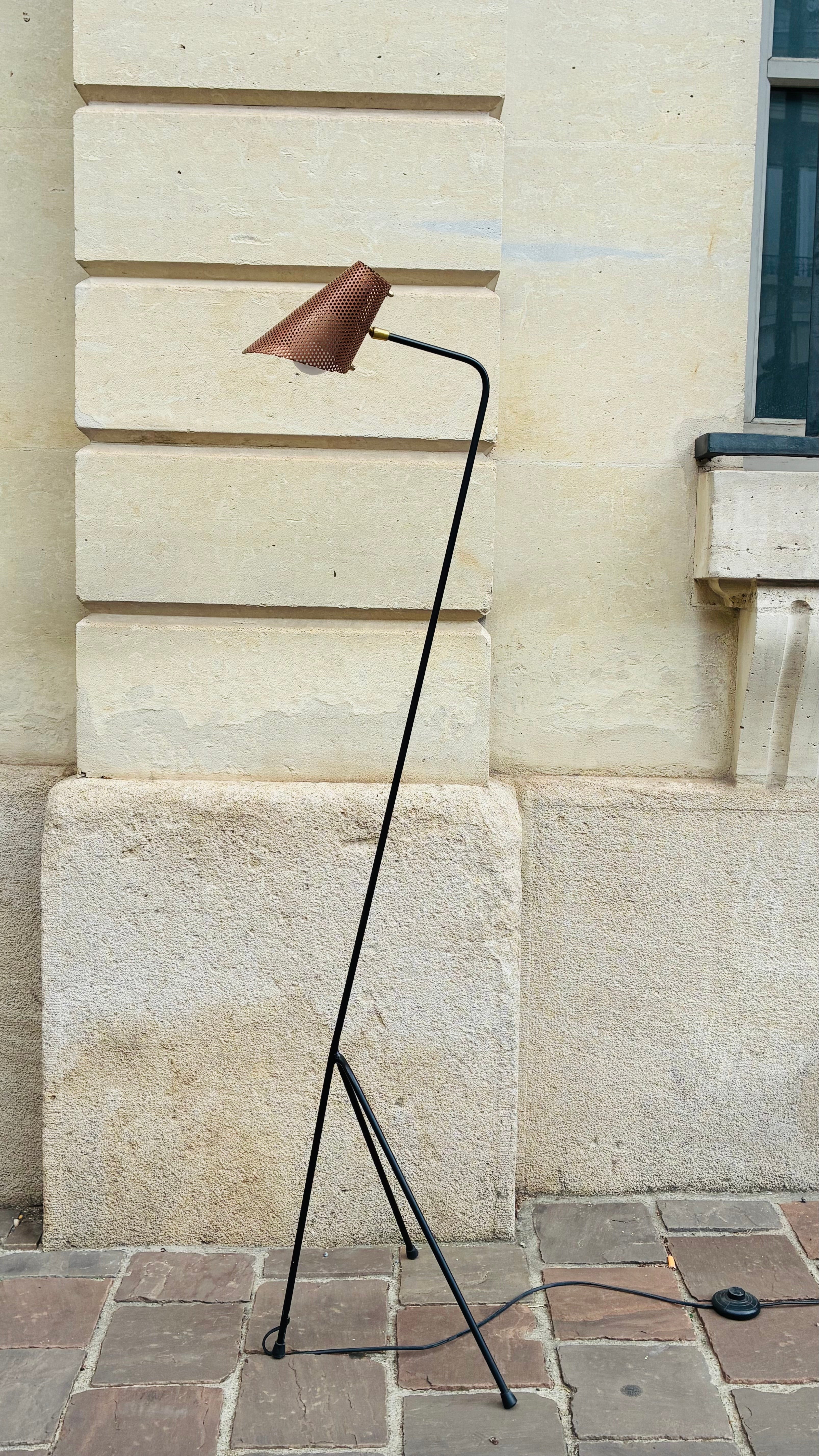 Le Col-de-Cygne — Lampadaire Tripode Noirmate & Réflecteur Cuivré Perforé, Design Années 50