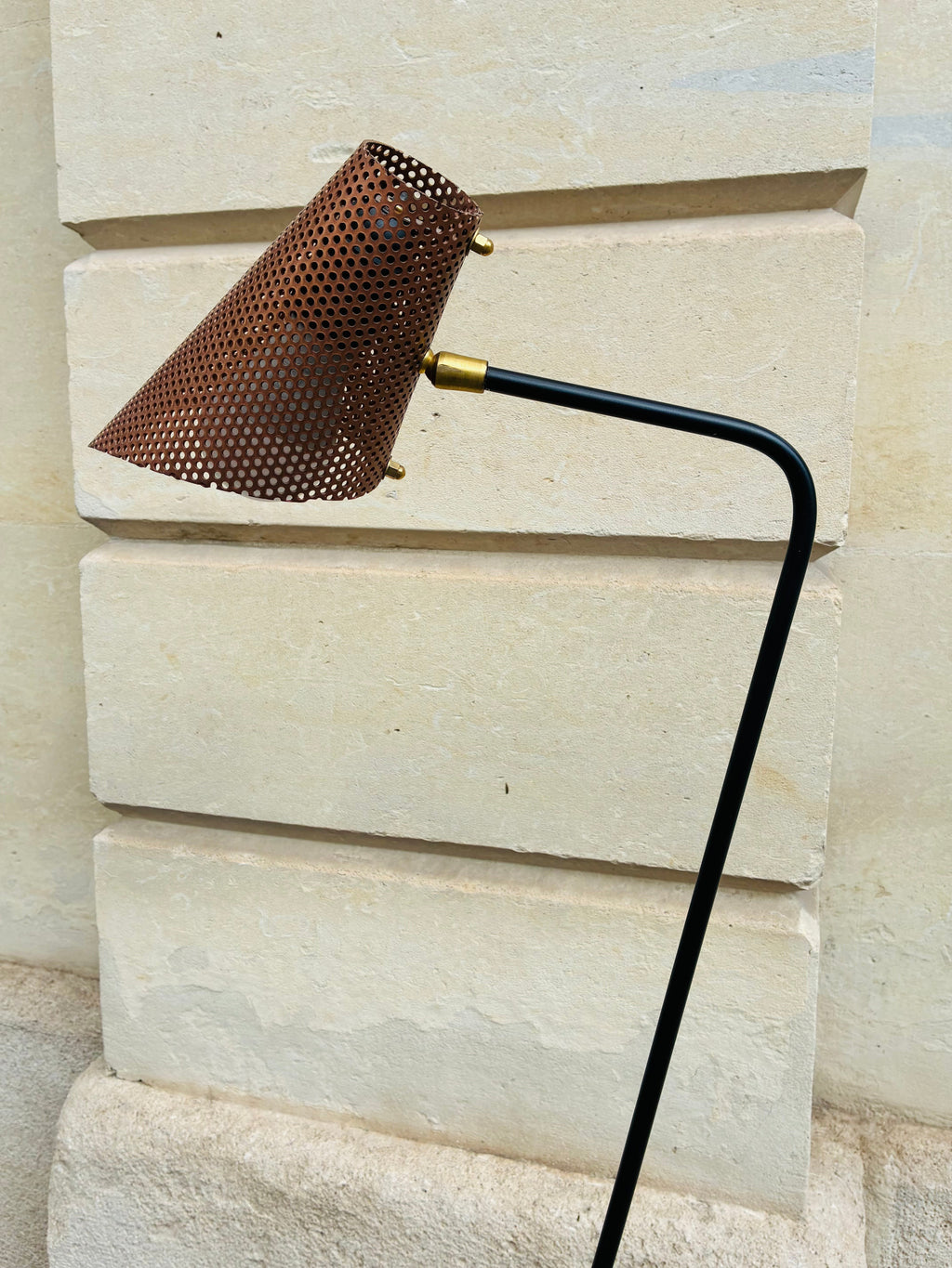 Le Col-de-Cygne — Lampadaire Tripode Noirmate & Réflecteur Cuivré Perforé, Design Années 50