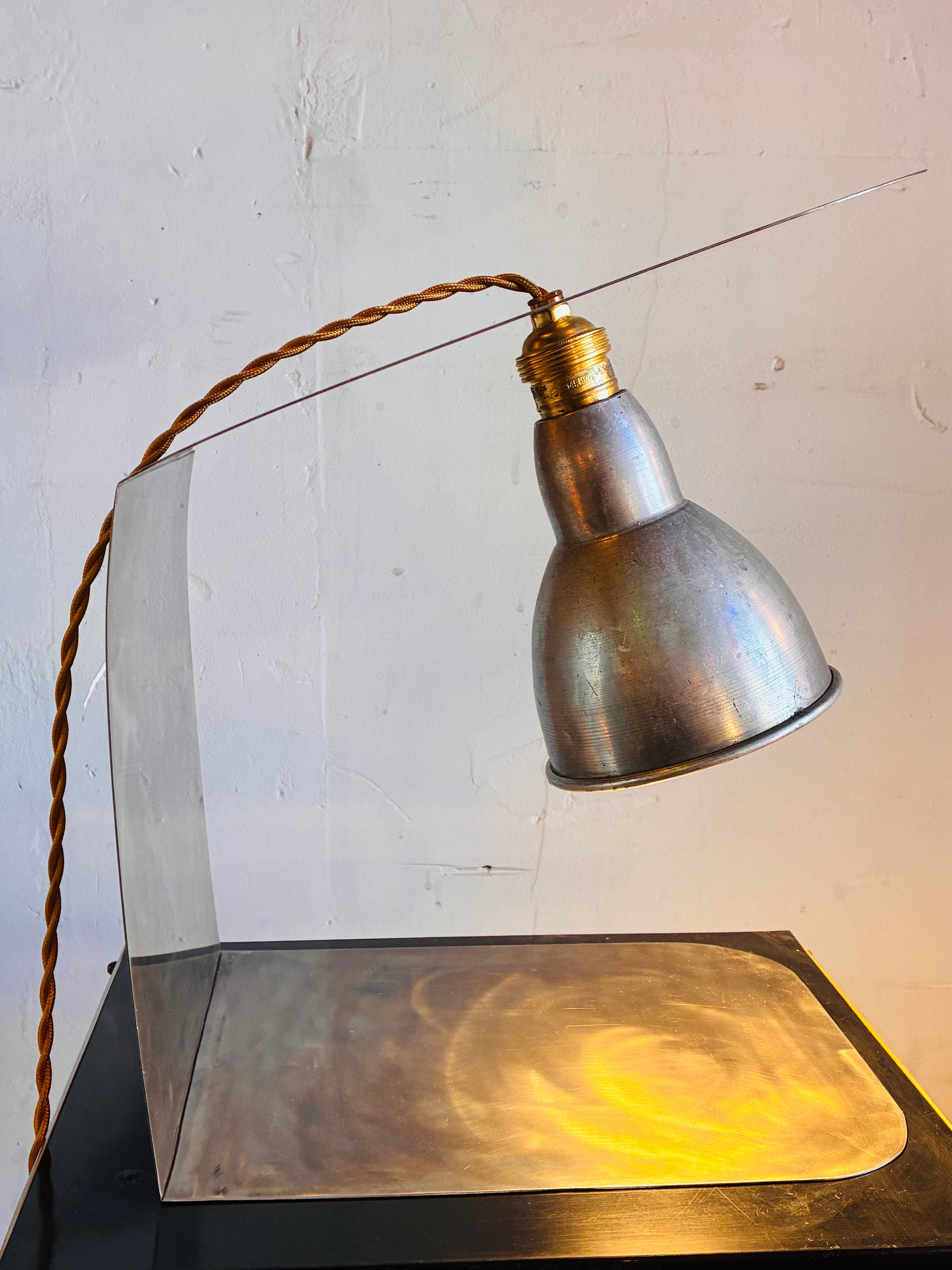 Lampe de Table Sculpturale — Inox, Aluminium & Fil Torsadé Doré