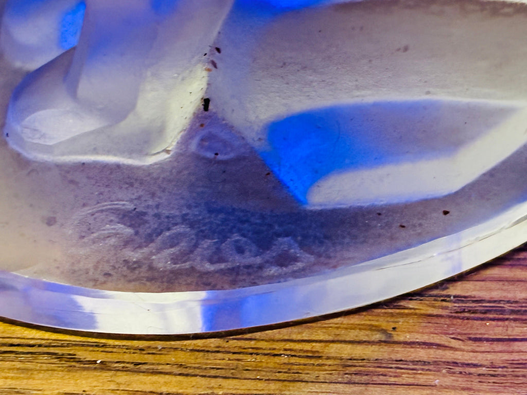 Signature Le Gros gravée sous le socle du chat en verre Art Déco