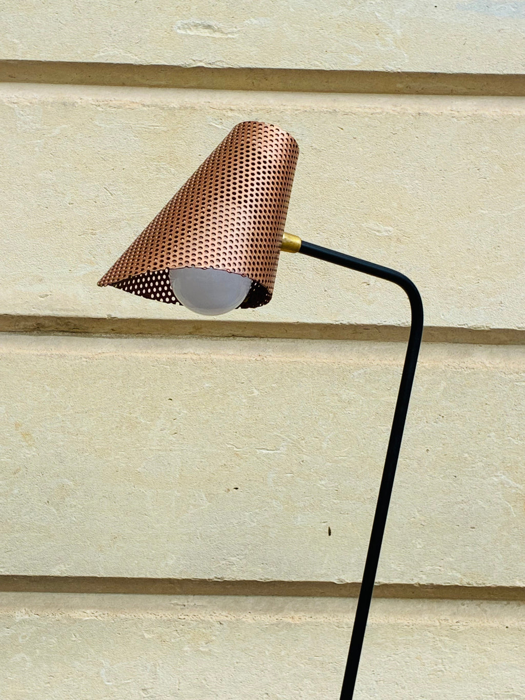 Le Col-de-Cygne — Lampadaire Tripode Noirmate & Réflecteur Cuivré Perforé, Design Années 50