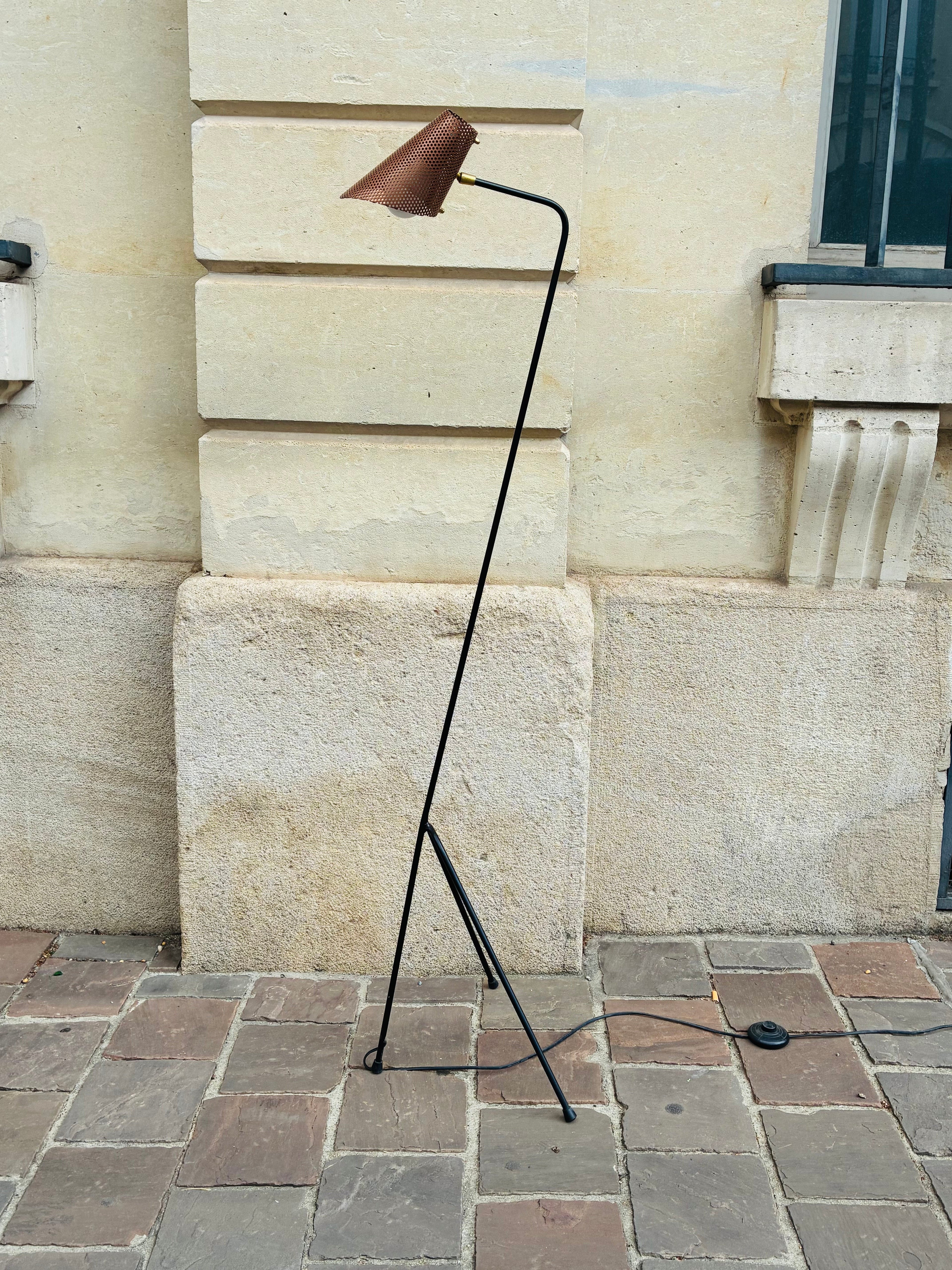 Le Col-de-Cygne — Lampadaire Tripode Noirmate & Réflecteur Cuivré Perforé, Design Années 50
