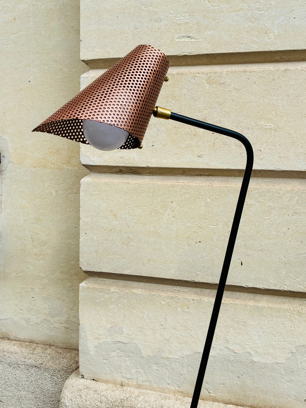 Le Col-de-Cygne — Lampadaire Tripode Noirmate & Réflecteur Cuivré Perforé, Design Années 50