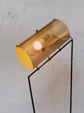 "Le Guetteur" — Lampadaire tripode à réflecteur perforé, design brutaliste-chic des années 50
