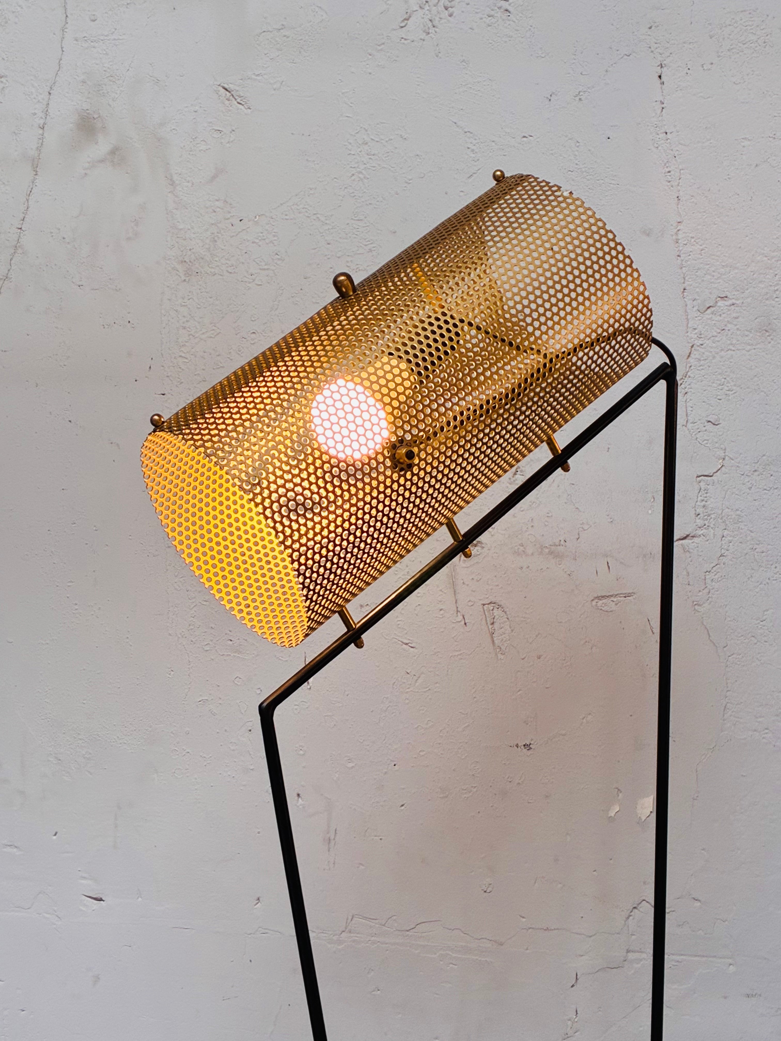 "Le Guetteur" — Lampadaire tripode à réflecteur perforé, design brutaliste-chic des années 50