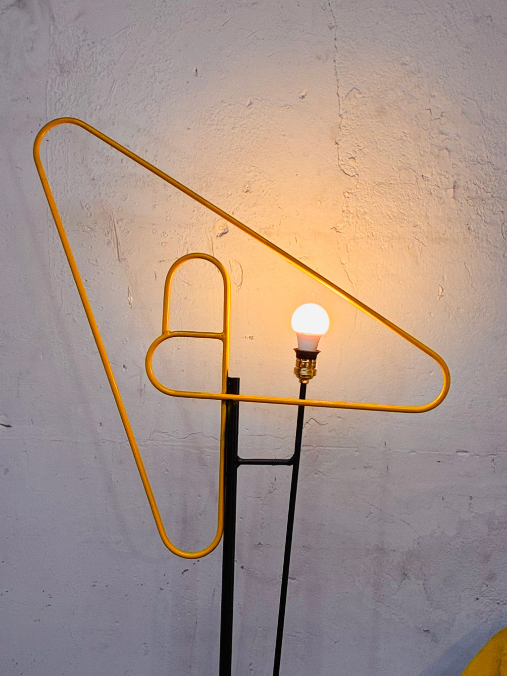 L'Épingle — Lampadaire Sculptural Acier Noir & Jaune Soleil