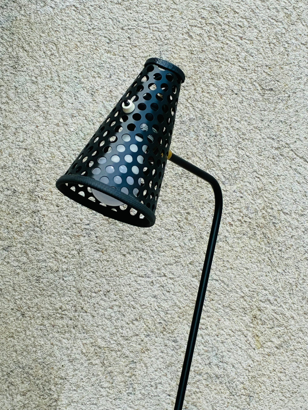 Le Héron — Lampadaire Tripode Réflecteur Perforé, Design Années 50