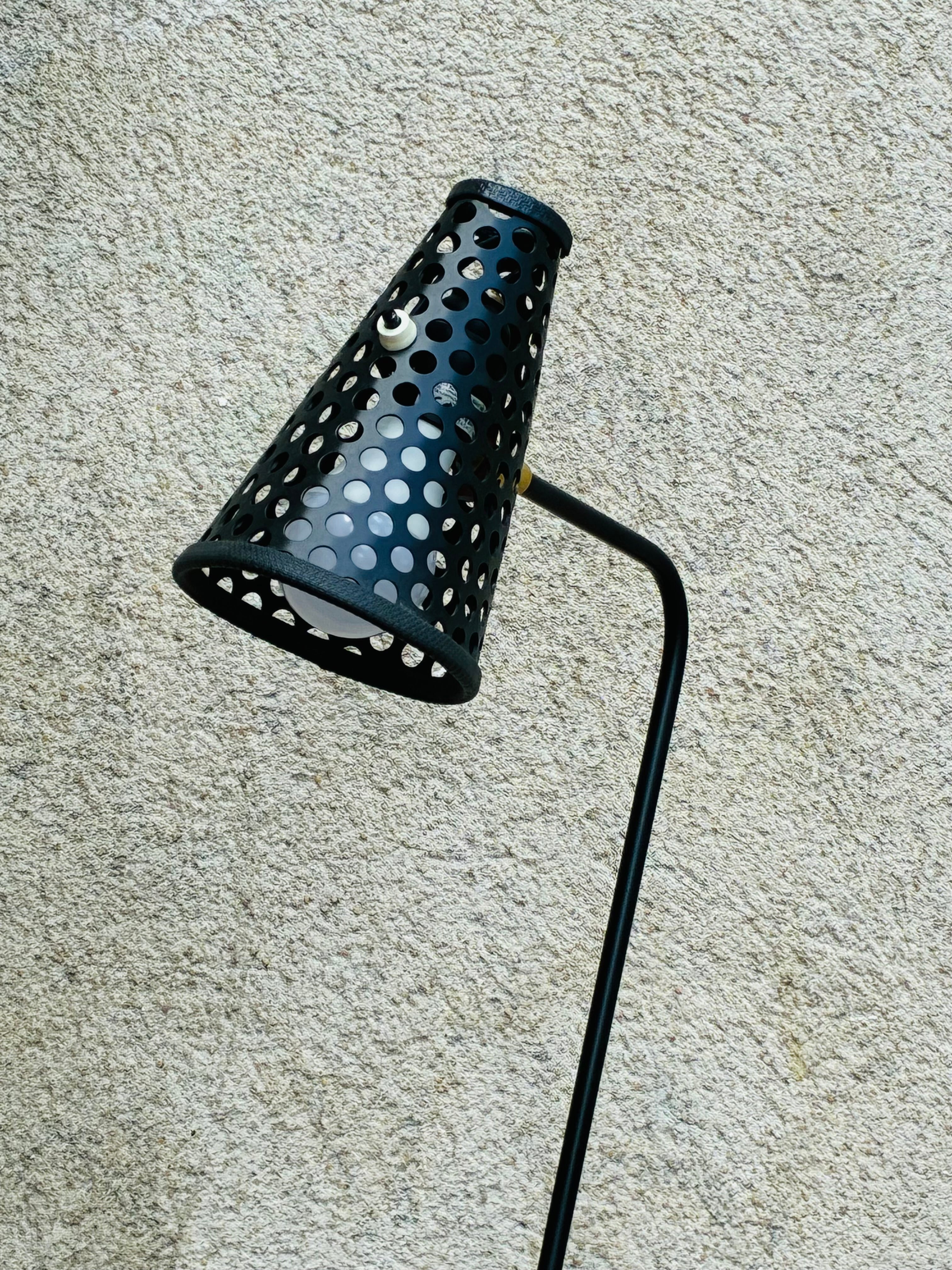 Le Héron — Lampadaire Tripode Réflecteur Perforé, Design Années 50