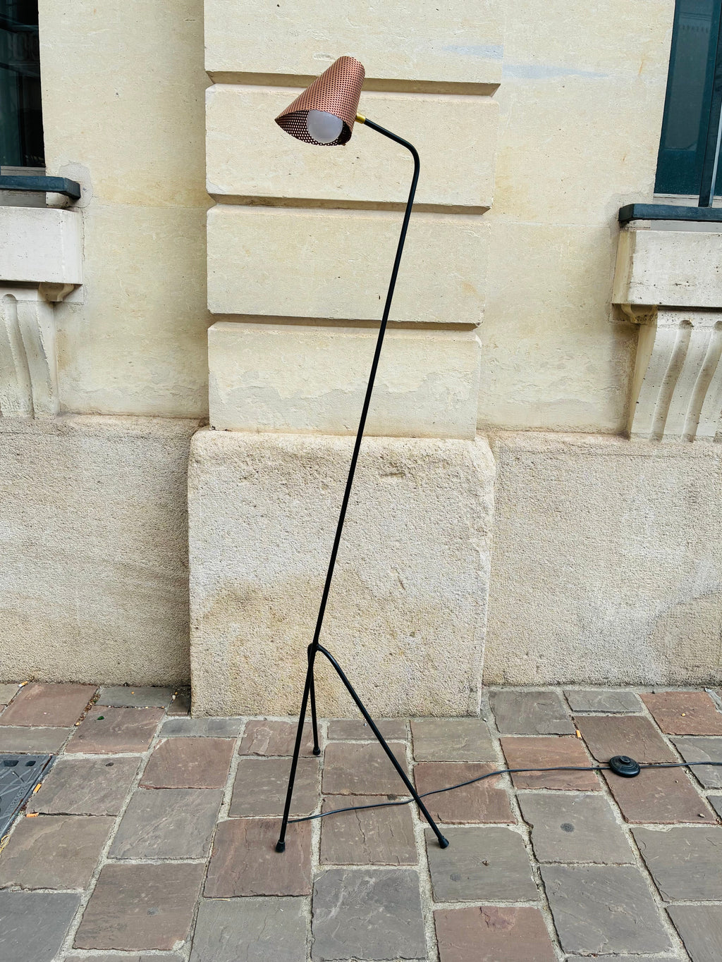 Le Col-de-Cygne — Lampadaire Tripode Noirmate & Réflecteur Cuivré Perforé, Design Années 50