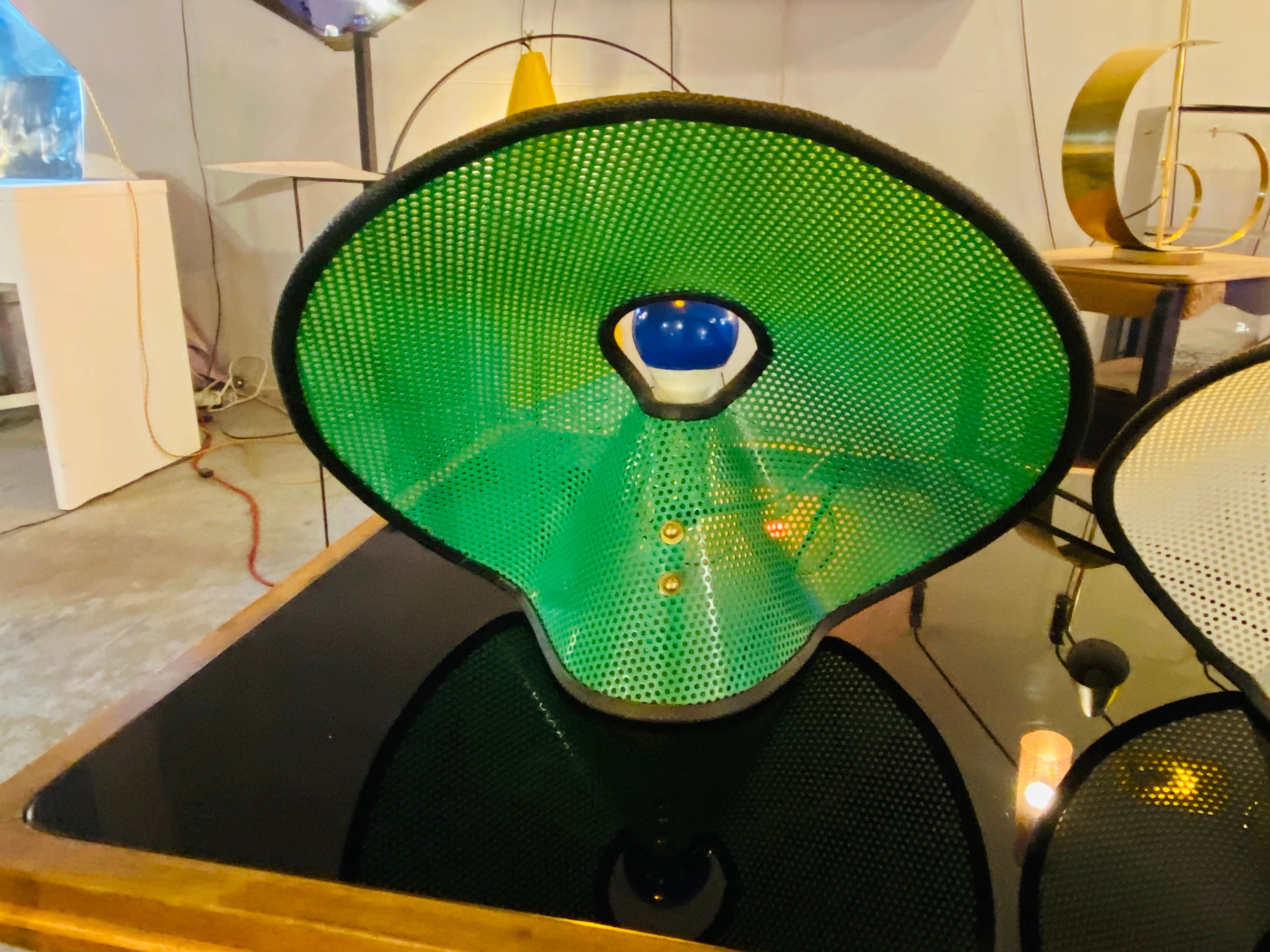 Lampe de table Capeline « Vert Lumière » — Pièce unique, métal perforé formé à la main