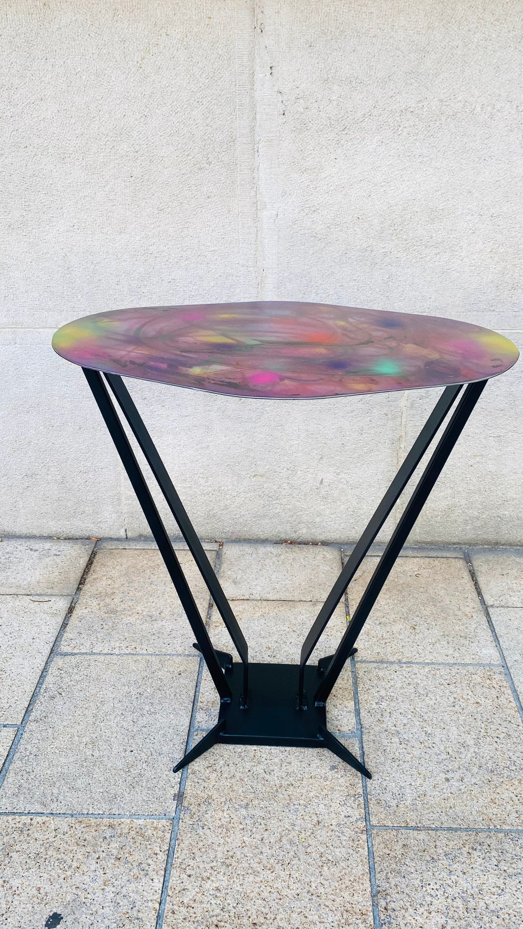 Table d'appoint « Chromatic Orbit » — Pièce unique, Street Art & Métal forgé