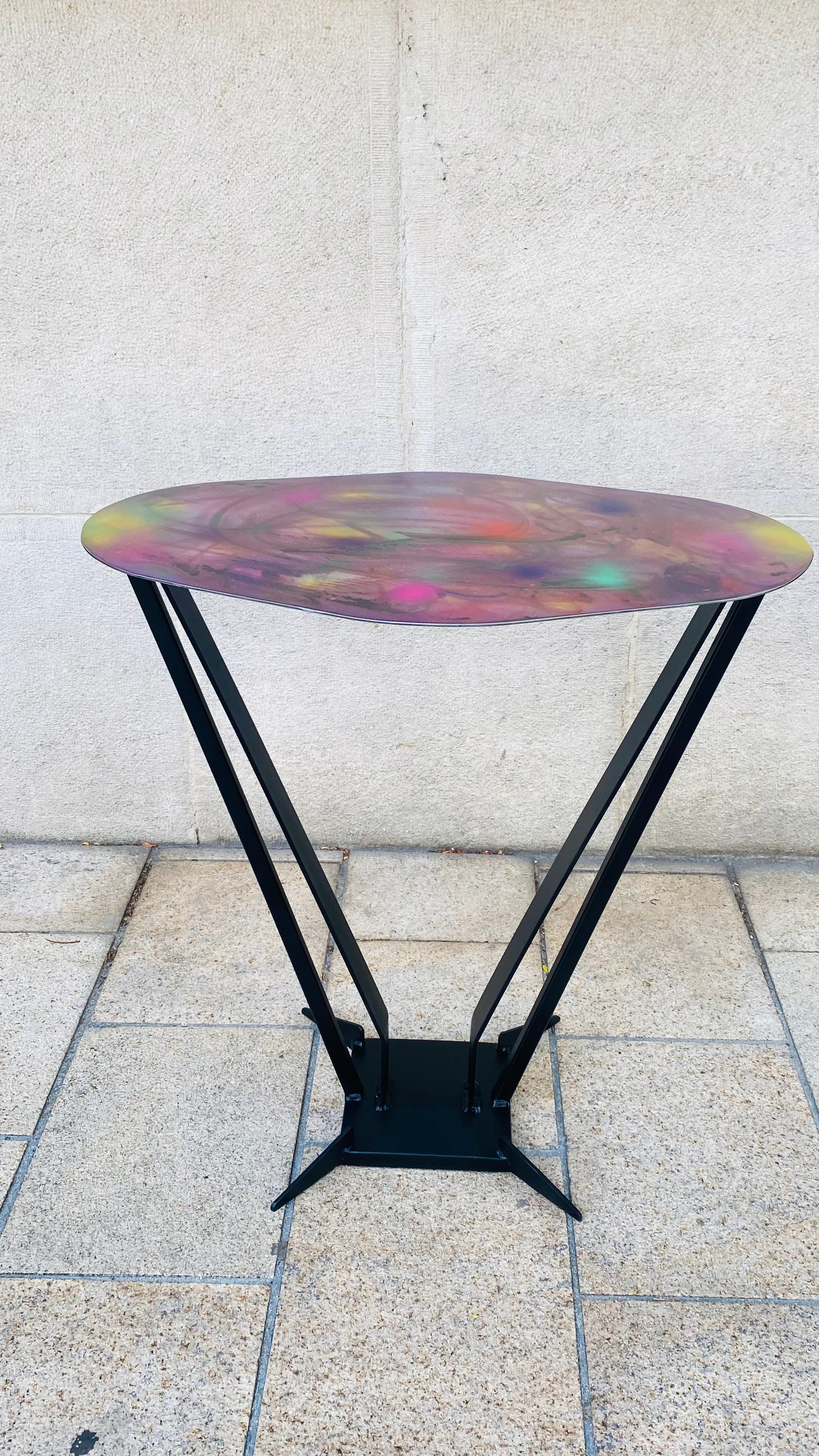 Table d'appoint « Chromatic Orbit » — Pièce unique, Street Art & Métal forgé