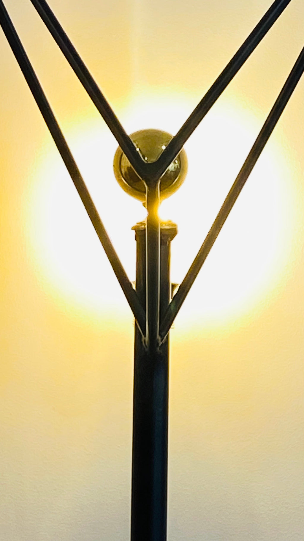 Zénith — Lampadaire Sculptural Acier Noir & Laiton Massif