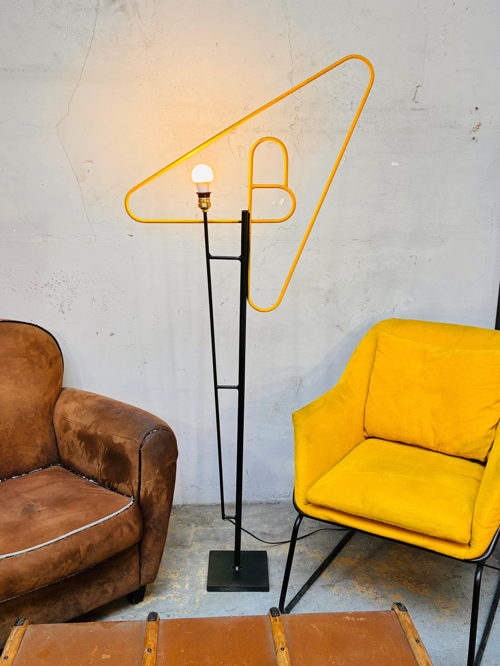L'Épingle — Lampadaire Sculptural Acier Noir & Jaune Soleil