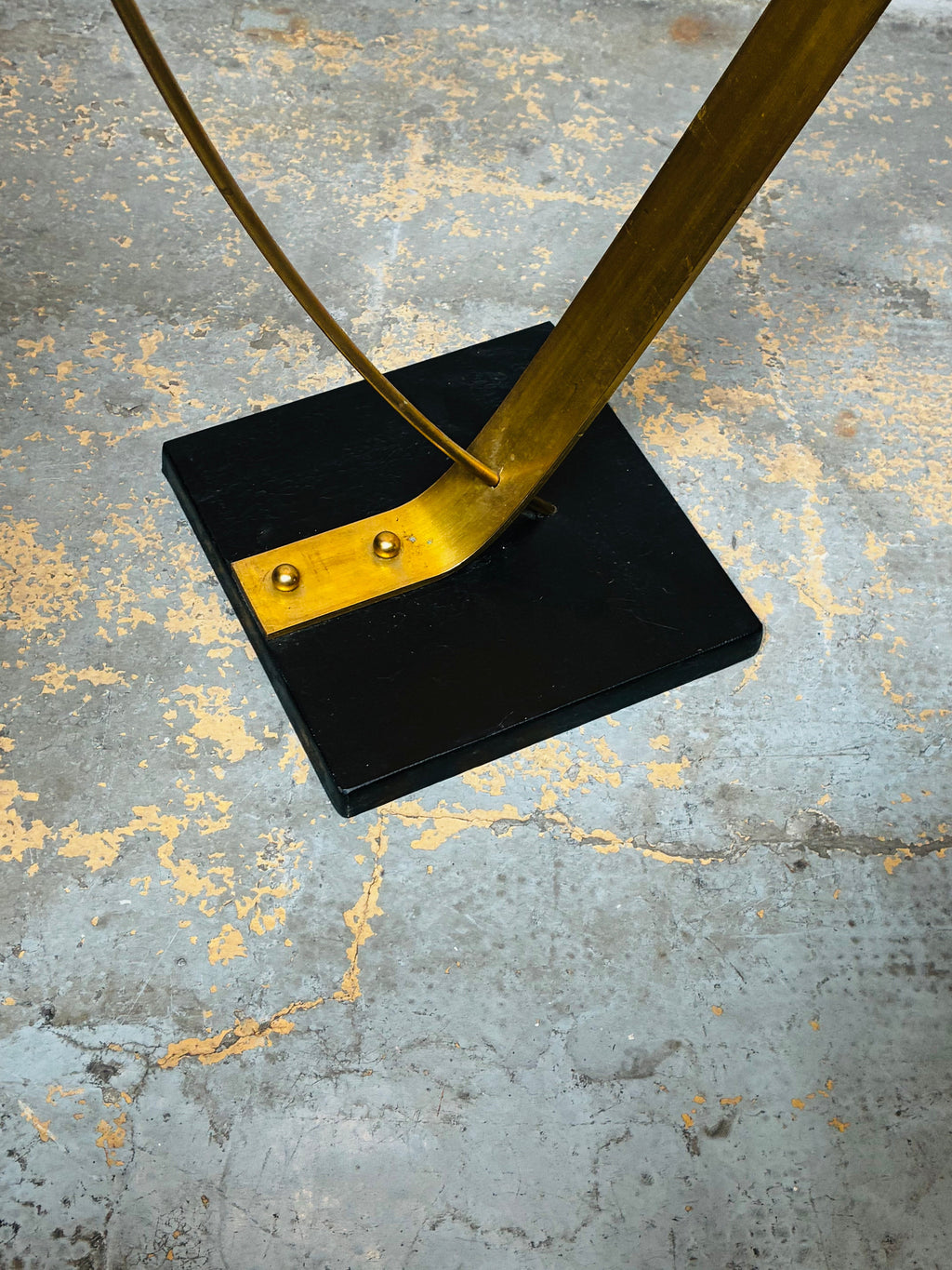 Lampadaire Sculptural — Laiton Massif & Acier Brut | Pièce Unique