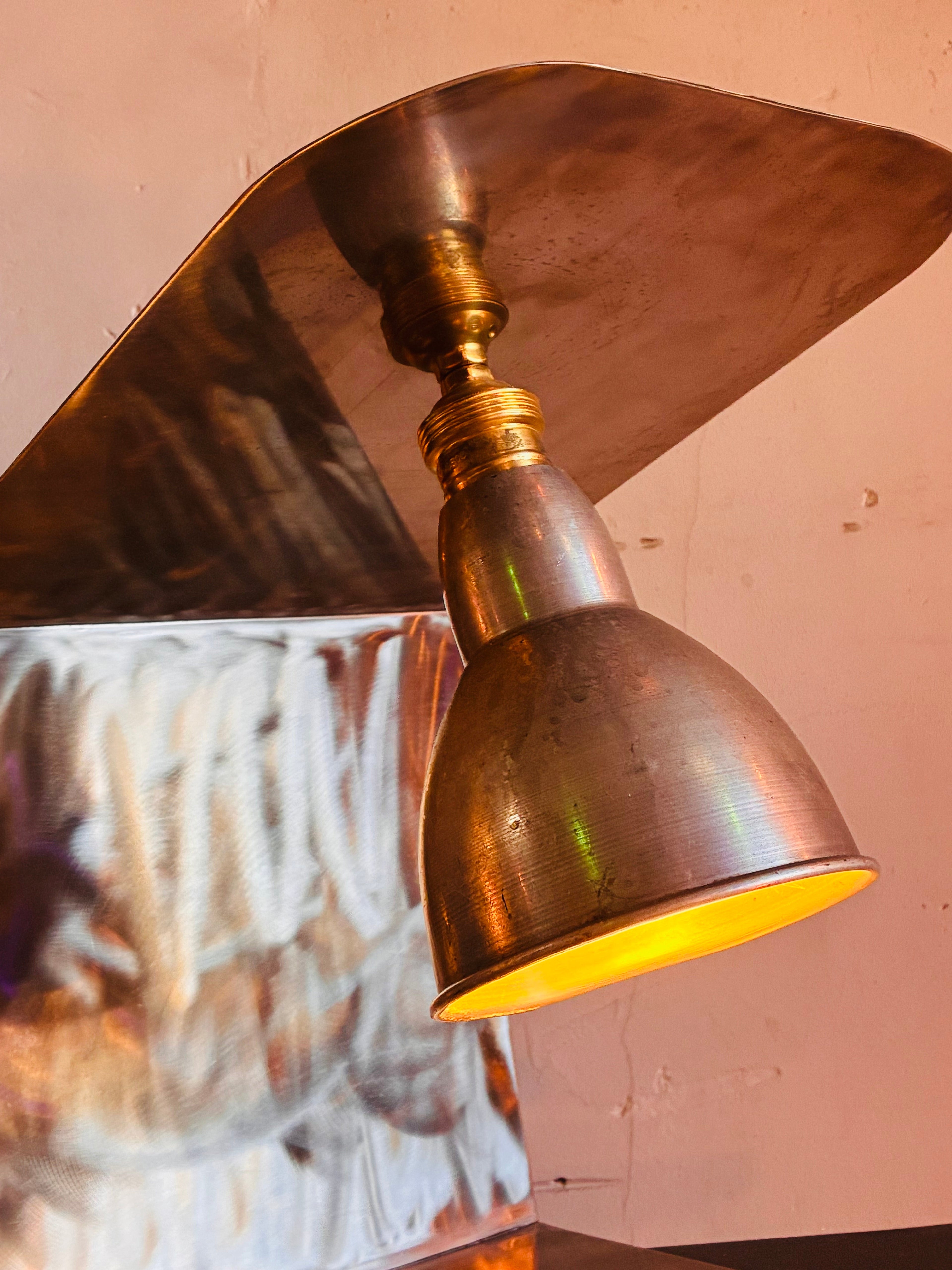 Lampe de Table Sculpturale — Inox, Aluminium & Fil Torsadé Doré