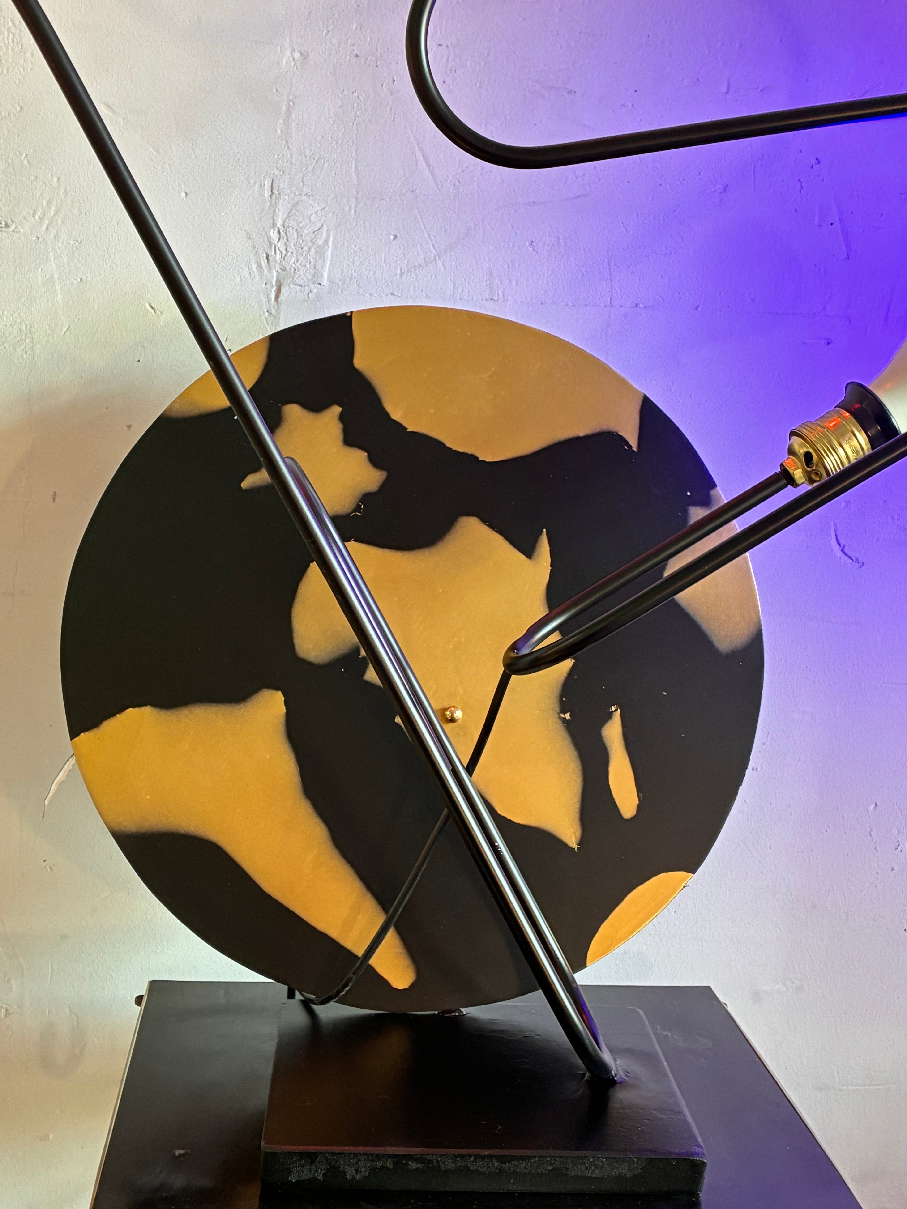 Le Monde à l'Envers — Sculpture Luminaire Acier Noir & Or