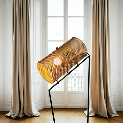 "Le Guetteur" — Lampadaire tripode à réflecteur perforé, design brutaliste-chic des années 50