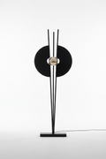 Lampadaire Orbital — fond blanc studio