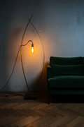 Luminaire laiton — salon béton velours vert