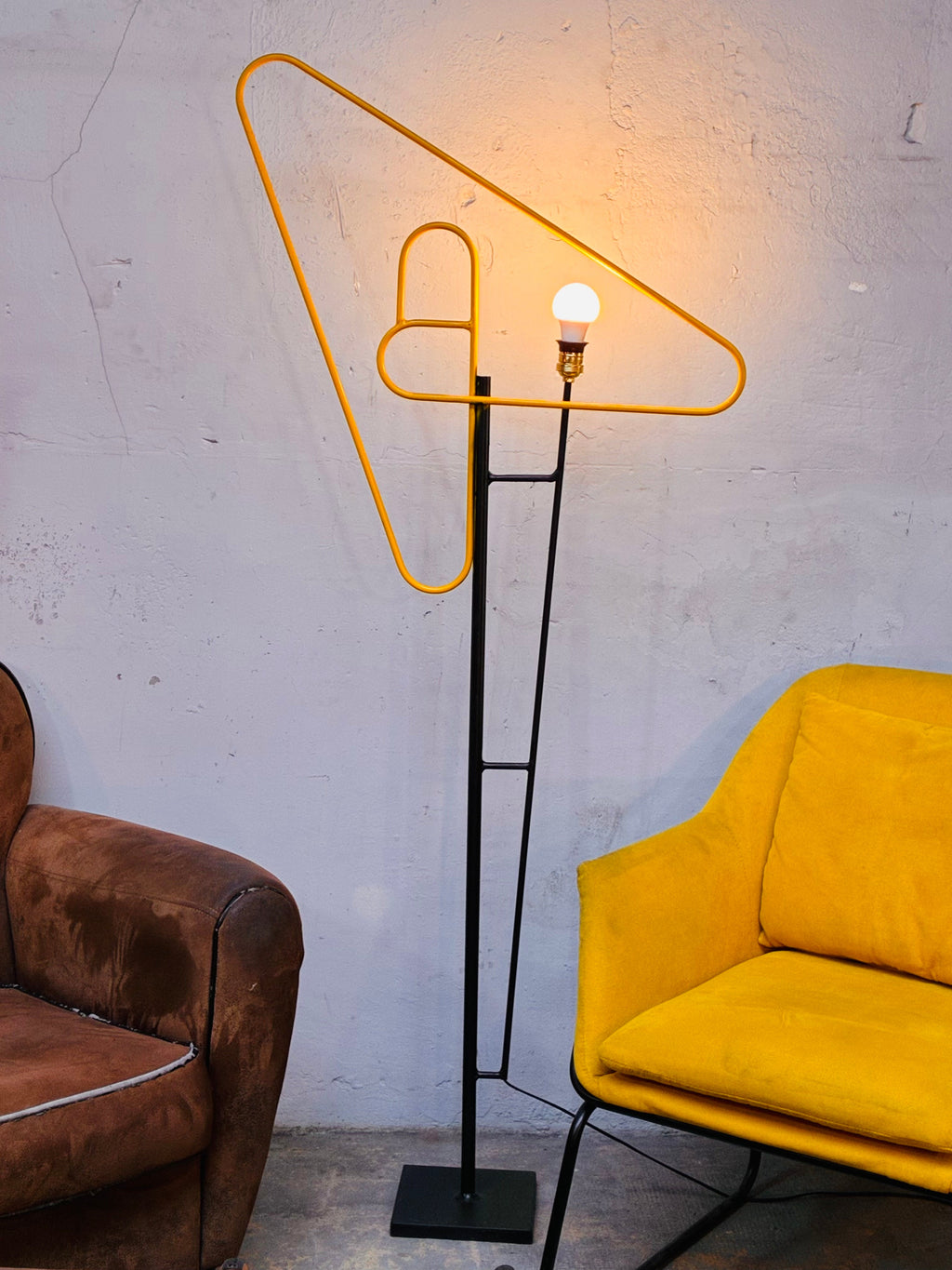 L'Épingle — Lampadaire Sculptural Acier Noir & Jaune Soleil