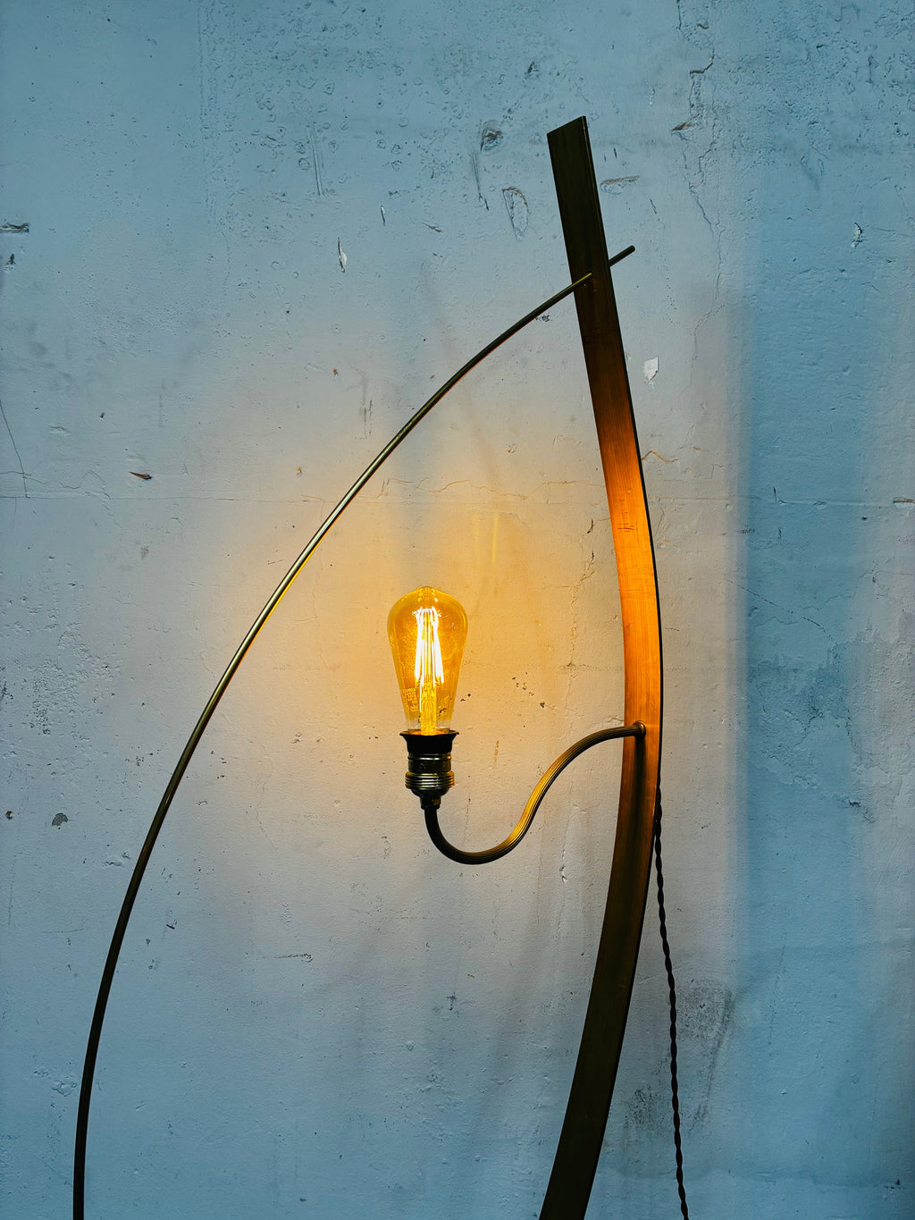 Lampadaire Sculptural — Laiton Massif & Acier Brut | Pièce Unique